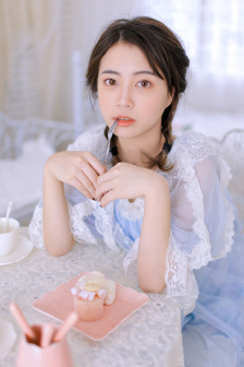 女友躲雨被老头玩弄
